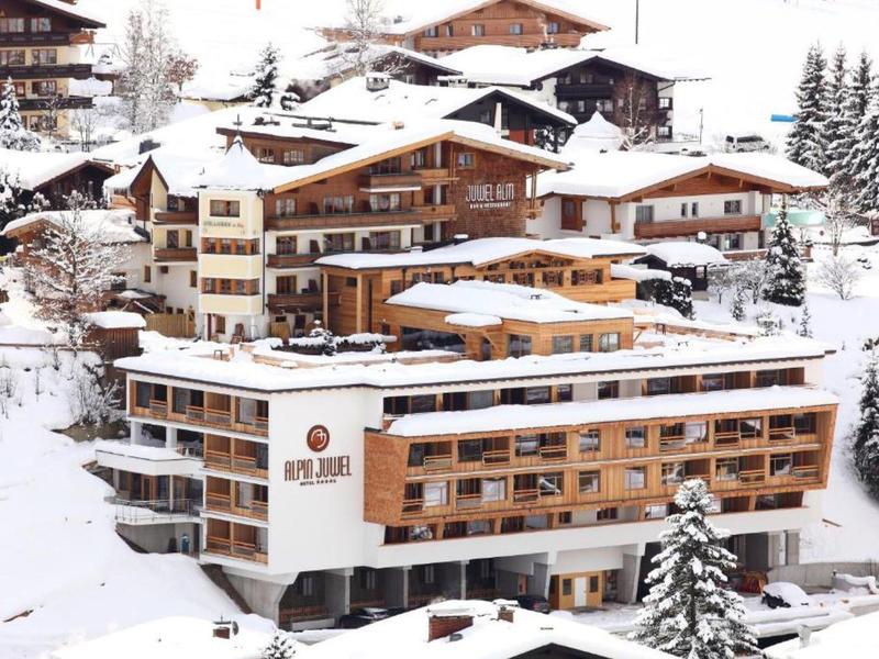 Edificio dell'hotel in un villaggio di montagna innevato con pini