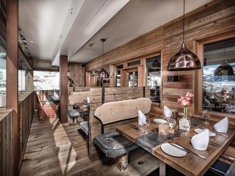 Ristorante accogliente con pareti in legno e area salotto con ampie finestre.