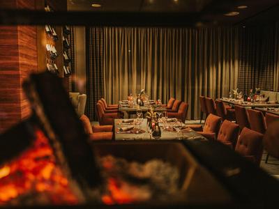 Restaurant confortable avec éclairage chaud et cheminée décorative.