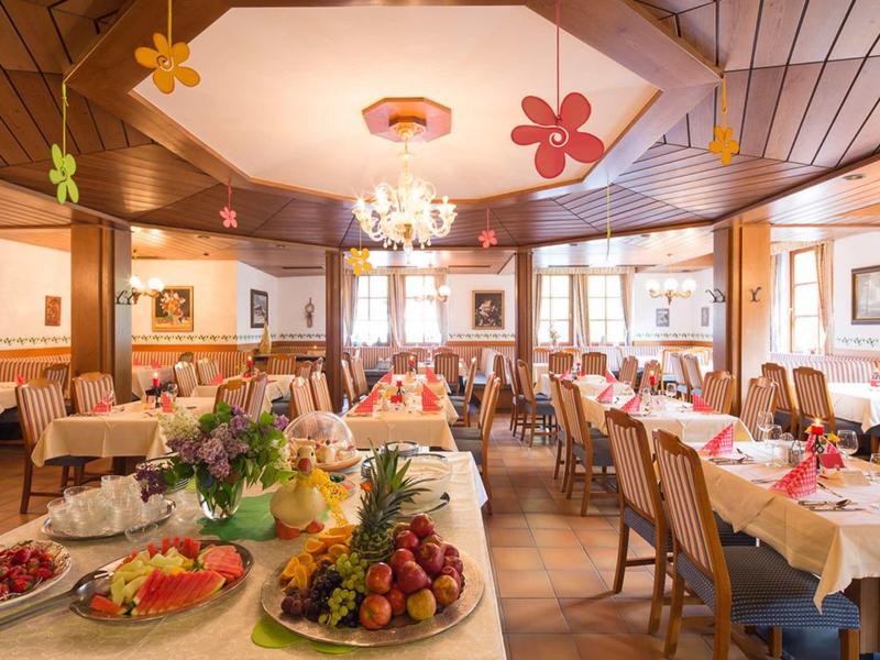 Restaurant lumineux avec tables dressées et buffet dans une ambiance chaleureuse.