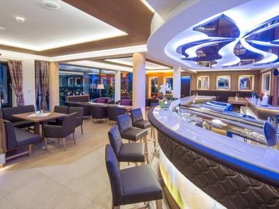 Accogliente area bar dell'hotel con illuminazione LED blu e posti a sedere comodi.