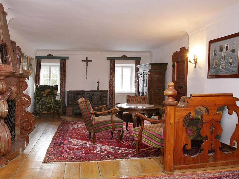 Pohodlný historický salon s antickým nábytkem a koberci v hotelu.