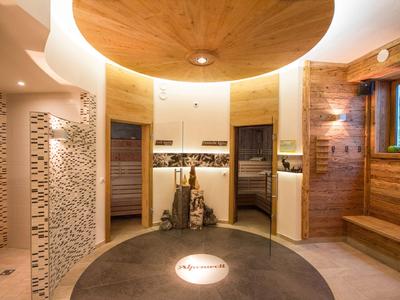 Moderner Spa-Bereich mit Sauna, Holzdetails und entspannender Beleuchtung.
