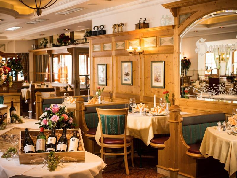 Gemütliches Restaurant mit Holzmöbeln, dekorierten Tischen und warmem Licht.