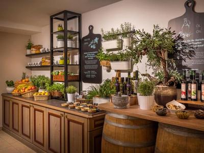 Buffet met verse fruit, groenten en kruiden in een gezellige kamer met houten meubels