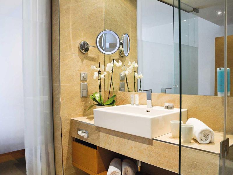 Bagno moderno con lavabo rettangolare, specchio e doccia in vetro