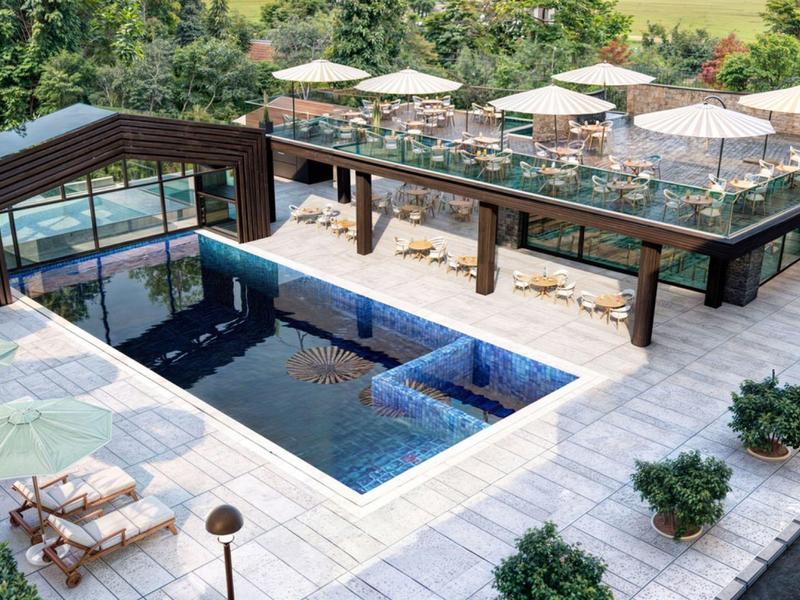 Moderner Poolbereich mit Liegestühlen und Sonnenschirmen neben einem Außenbereich und Dachterrasse.