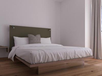 Camera moderna con letto grande, pavimento in legno e tenda chiara vicino alla finestra.