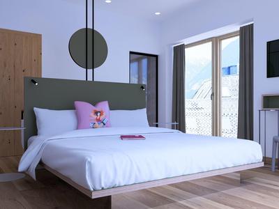 Camera d'hotel moderna con grande letto matrimoniale, cuscini e vista su una terrazza sul tetto.