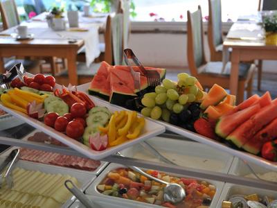 Kolorowy bufet śniadaniowy z arbuzem, winogronami, papryką i pomidorami w restauracji.