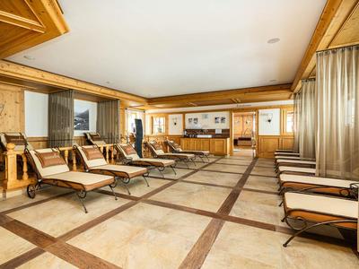 Ein ruhiger Wellnessraum mit Liegestühlen und warmem Holzdekor.