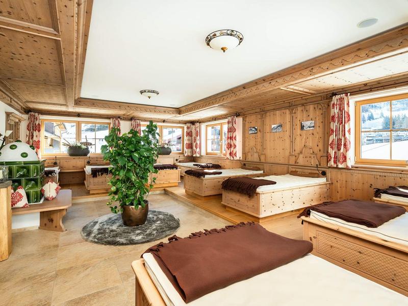 Heller, geräumiger Wartebereich mit Holzmöbeln und Pflanzen in einem Hotel.