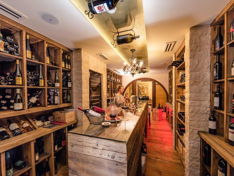Gemütlicher Weinkeller mit Holzregalen und einem rustikalen Holztresen.