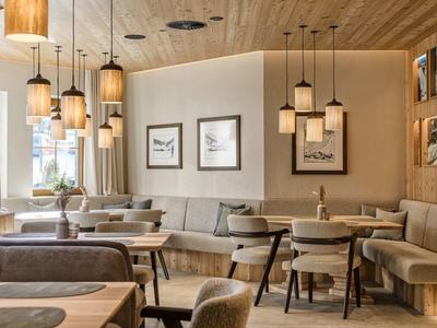 Modern eetgedeelte met houten meubels en warm licht.