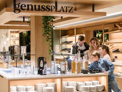 Moderne, helle Frühstücksbar mit Saft- und Getränkespendern in einem Hotel.