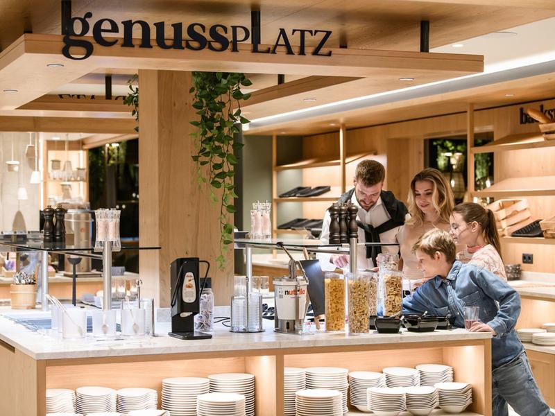 Moderne, helle Frühstücksbar mit Saft- und Getränkespendern in einem Hotel.