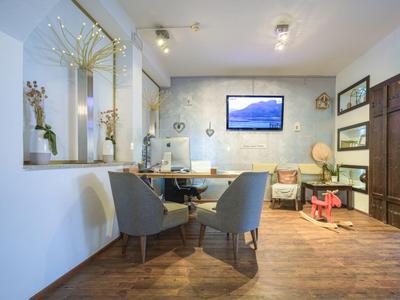 Nowocześnie urządzona sala konferencyjna hotelu z stołem, krzesłami i ekranem na ścianie.