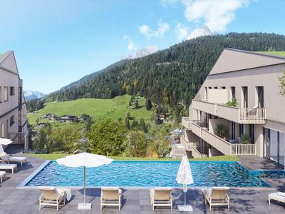 Piscina moderna dell'hotel con sdraio, ombrelloni e vista sulle montagne verdi.