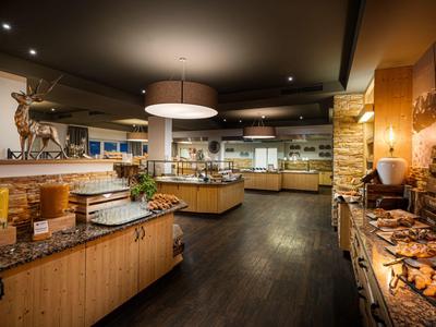 Gemütliches Buffet mit Holztheken, gedeckten Speisen, warmem Licht und rustikalem Ambiente.