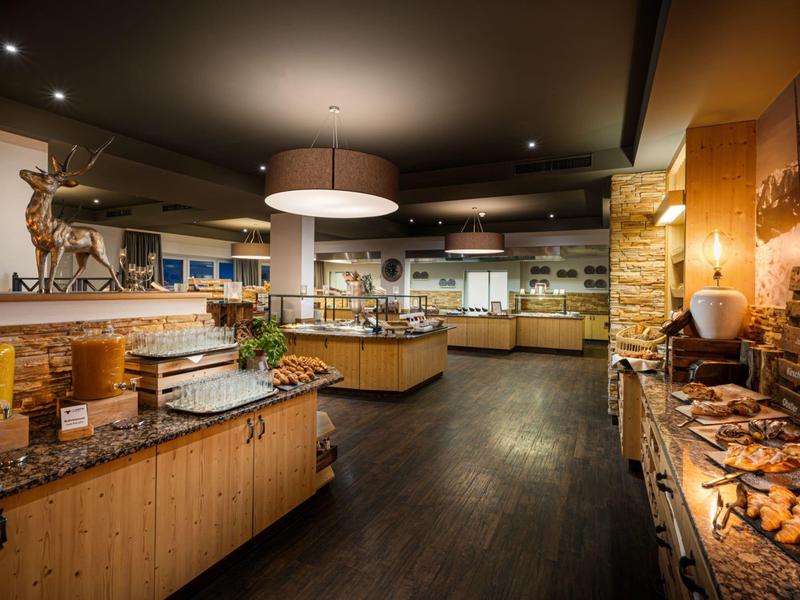 Gemütliches Buffet mit Holztheken, gedeckten Speisen, warmem Licht und rustikalem Ambiente.