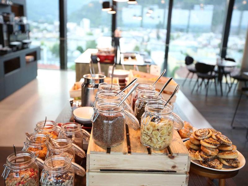 Bufet z słoikami i talerzami przekąsek w restauracji z panoramicznymi oknami