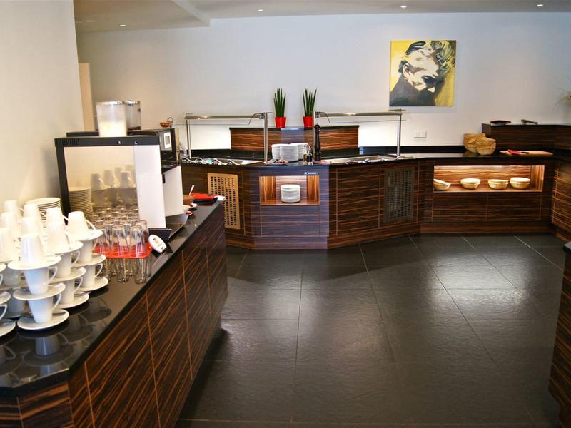 Przytulny kącik śniadaniowy z filiżankami i ekspozycjami w hotelu.