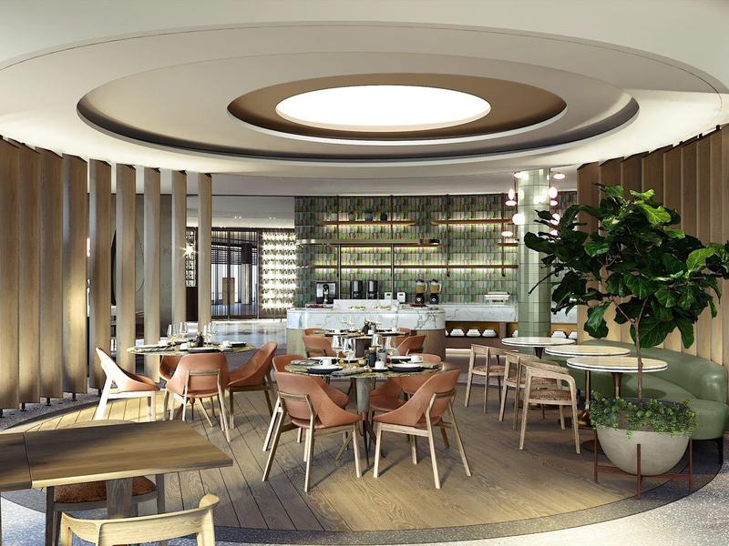 Moderner Hotel-Loungebereich mit Stühlen, Tischen und stilvoller Deckenbeleuchtung