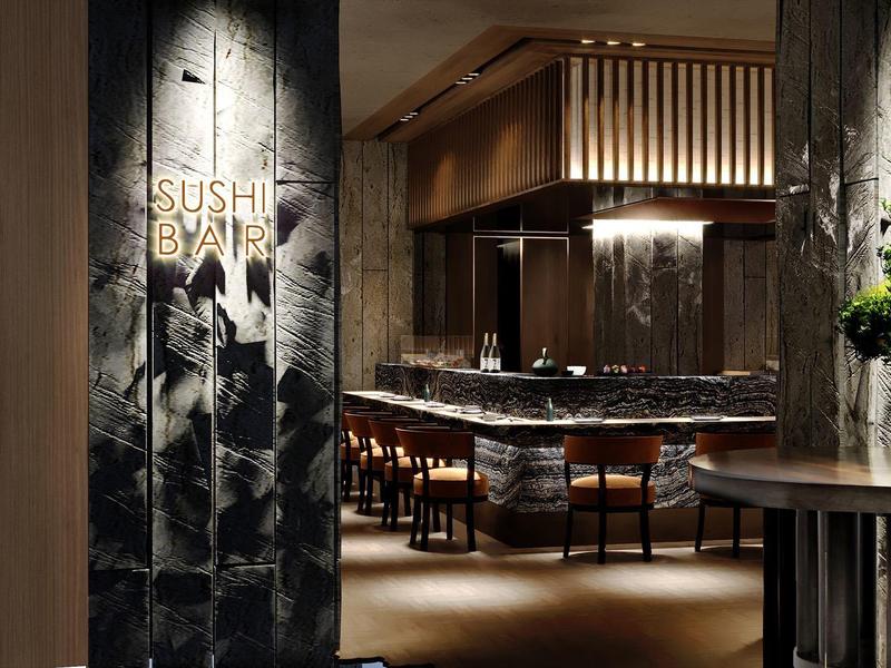 Elegantes Sushi-Restaurant mit hellen Holzmöbeln und stilvoller Beleuchtung.