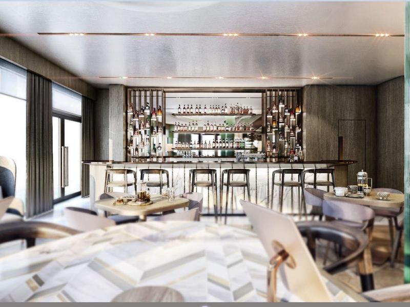 Moderner Restaurantraum mit großen Fenstern, stilvollen Holzmöbeln und einer langen Bar.