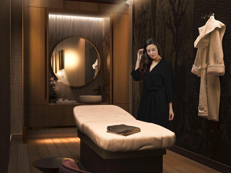 Eleganter Spa-Raum mit Massageliege, gedämpfter Beleuchtung und entspannter Atmosphäre.