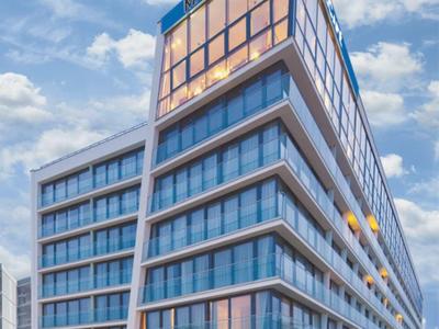 Modernes, mehrstöckiges Bürogebäude mit großflächigen Glasfenstern und blauem Firmenschild CLA.