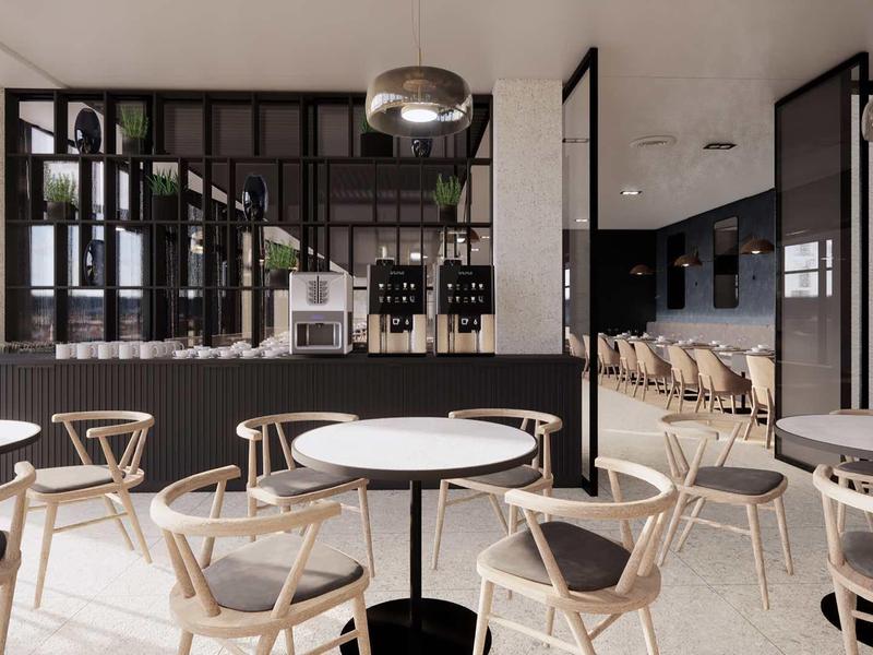 Moderner Cafébereich mit runden Tischen, Holzstühlen, großen Fenstern und schwarzen Pendelleuchten.