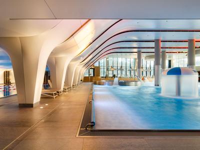 Moderner Hotel-Schwimmbadbereich mit klaren Linien und warmem Licht