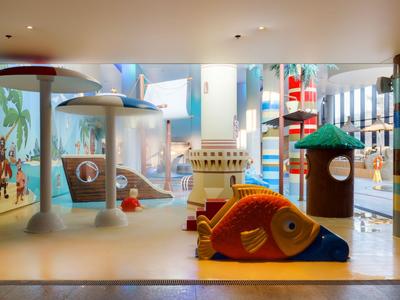 Bunter Indoor-Spielbereich mit Unterwasser- und Fisch-Elementen in einem Hotel.