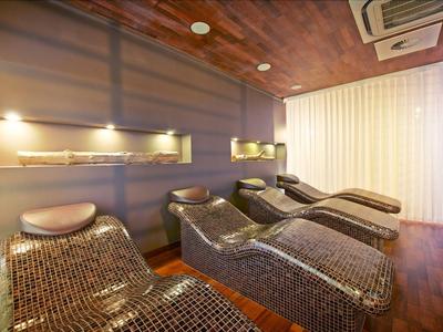 Moderne Relax-Liegen in einem stilvollen Wellnessbereich mit warmem Licht und Holzelementen.