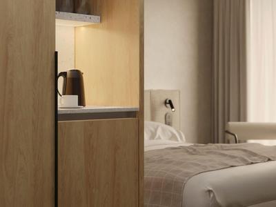 Gemütliches Hotelzimmer mit Doppelbett, Holzmöbeln und sanfter Beleuchtung.
