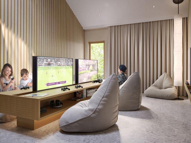 Soggiorno moderno con poltrone comode, grandi schermi e illuminazione soffusa.