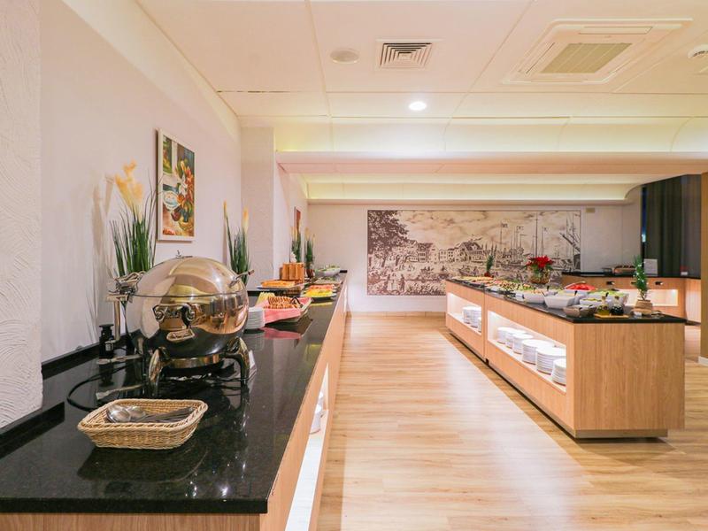 Moderner Buffetbereich mit Holzboden und Auslage auf Theken in hellem Raum