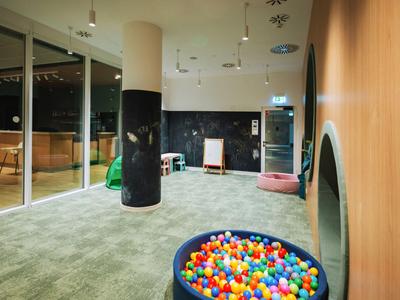 Innenraum eines Kinderspielbereichs in einem Hotel mit buntem Bällebad und Sitzgelegenheiten.