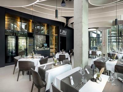 Restaurante moderno con mesas y sillas elegantes en un diseño luminoso y estilizado