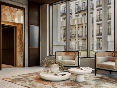 Moderně zařízený hotelový lounge s křesly a velkými okny směřujícími do ulice