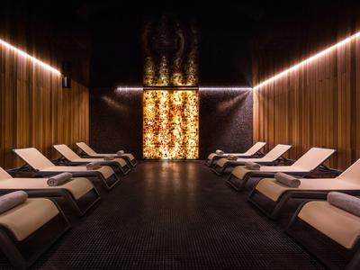 Sala relax moderna con sedie a sdraio e illuminazione d'atmosfera.