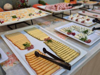 Buffet avec plusieurs assiettes de crackers et de fromage sur une table.