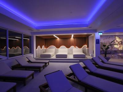 Zona interior del hotel con sillones reclinables y luz azul calmante.