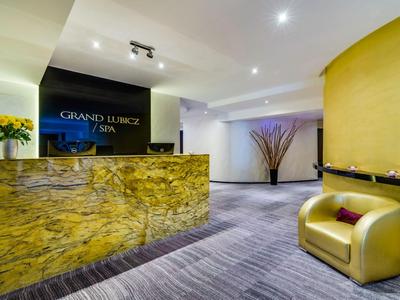 Moderna recepción de hotel con mostrador de mármol y asientos cómodos.