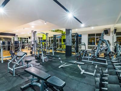 Gimnasio moderno con varias máquinas de entrenamiento en un hotel.