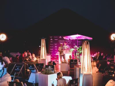 Acogedor salón con calentadores y personas por la noche en un entorno hotelero.