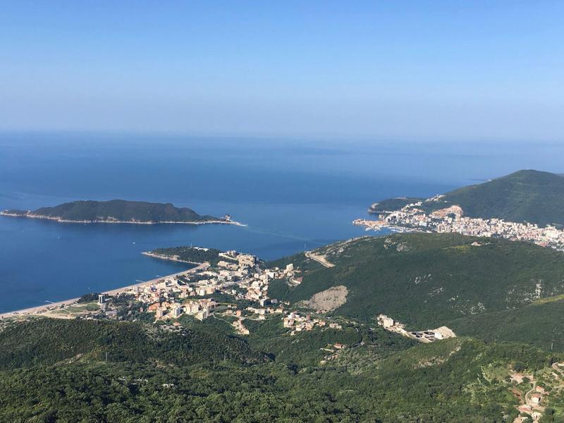 Vue d'une ville côtière avec des îles et des collines boisées au bord de la mer