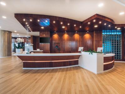 Moderne hotelreceptie met houten bekleding en lichte houten vloer