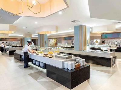 Modernes, großzügiges Buffetrestaurant mit vielfältigem Angebot und hellem Ambiente